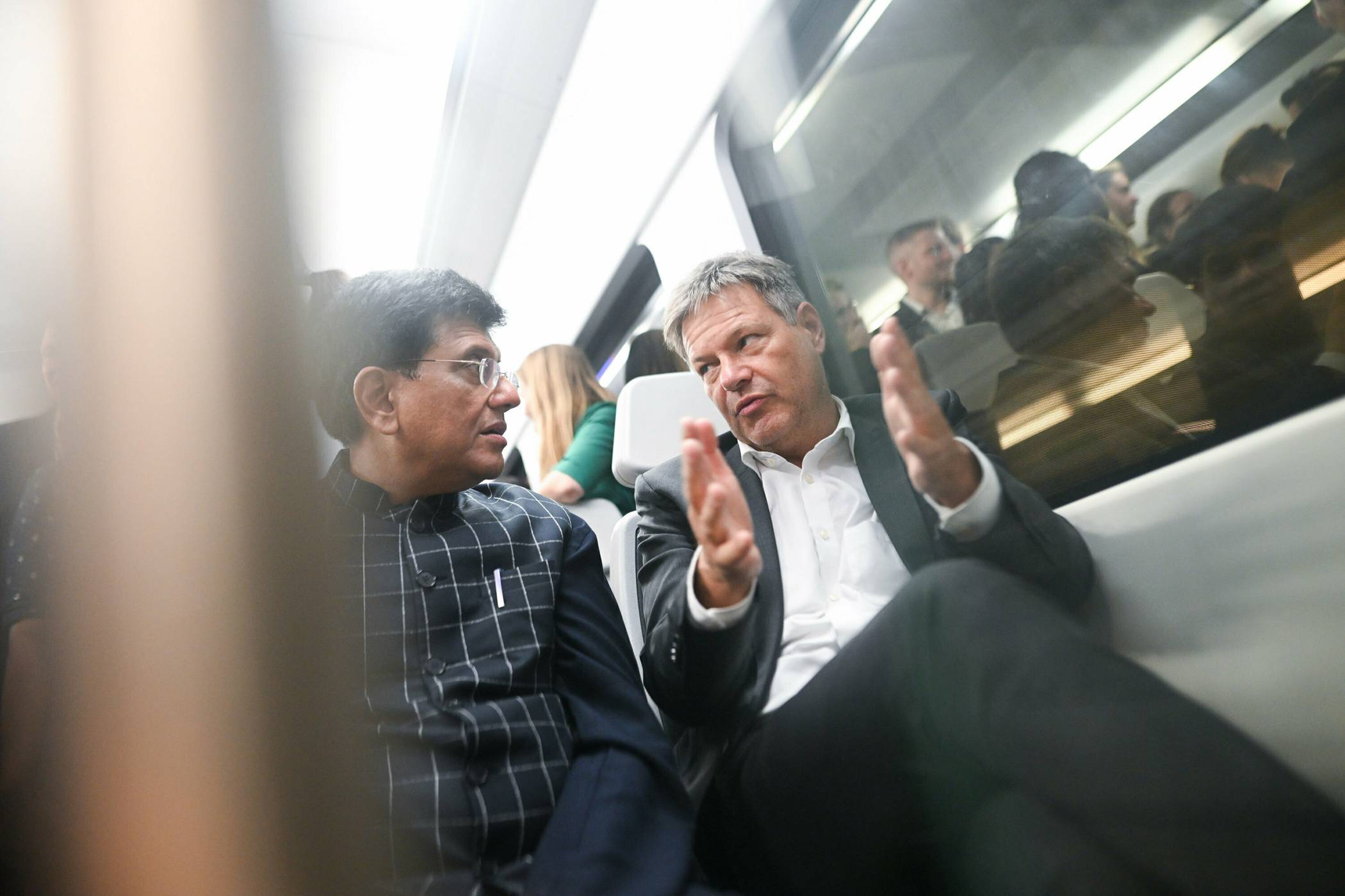 Neu-Delhi: Piyush Goyal, Indiens Minister für Handel und Industrie, und Vizekanzler Robert Habeck fahren mit der U-Bahn zu einer Abendveranstaltung der Asien-Pazifik-Konferenz der Deutschen Wirtschaft (APK).